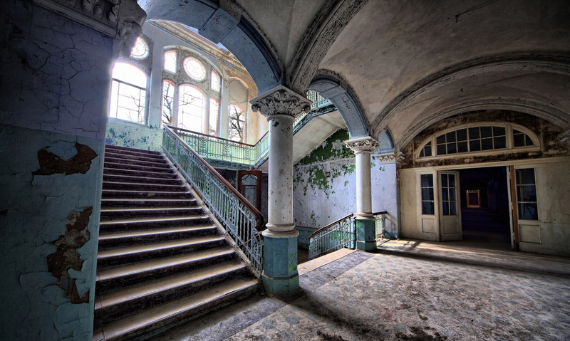 Illustration for article titled The Decaying Remains of Abandoned Hospitals